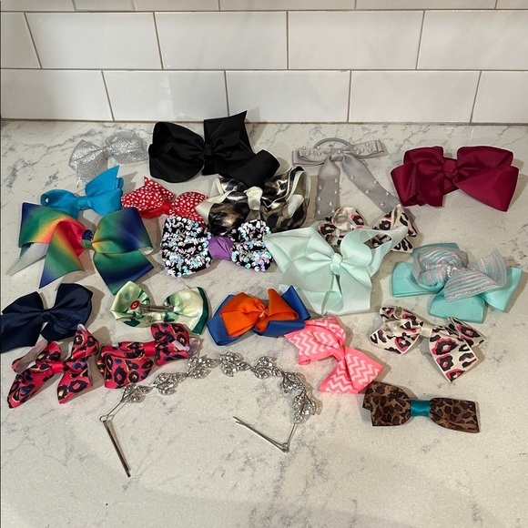 Assorted Girls Clip On Bows - Picture 1 of 3